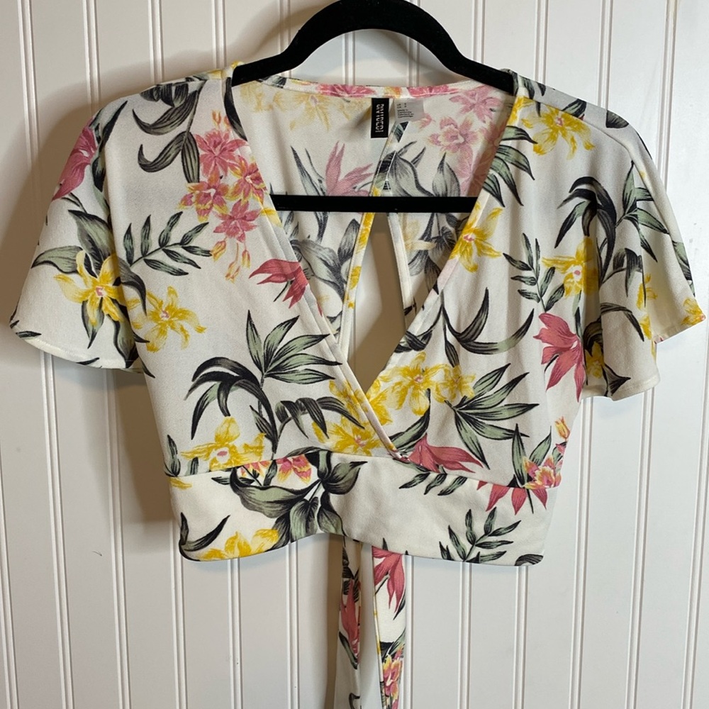 Divided H&M Top size Small Adorable!🌷